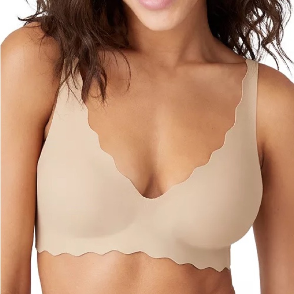 b.tempt'd by Wacoal! Retail $50. b.wow'd Wirefree Bralette!